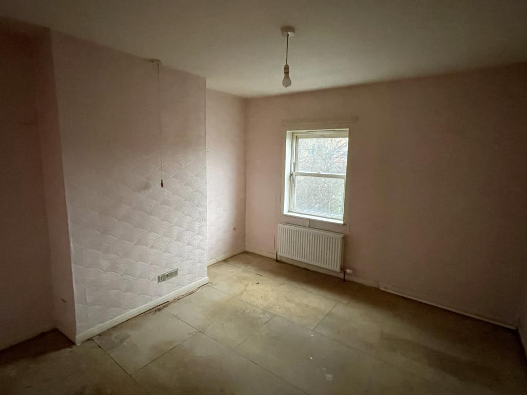 Lot: 148 - TOWN CENTRE HOUSE IN NEED OF IMPROVEMENT - Bedroom of house in need of improvement